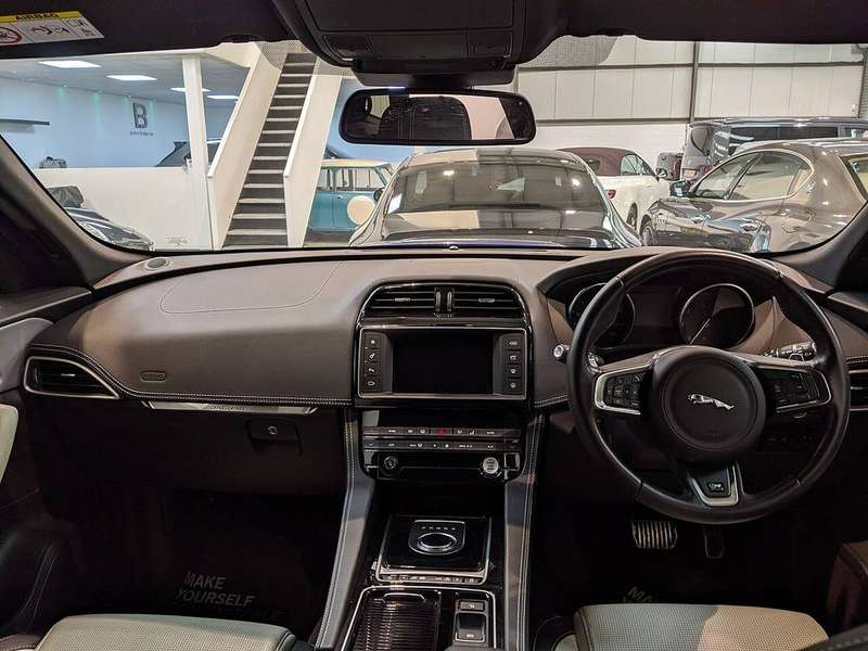 F-Pace — Interior