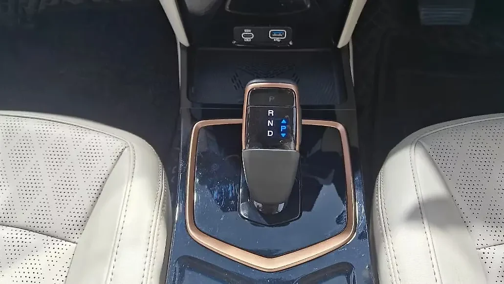 XUV 3XO EV — Photo