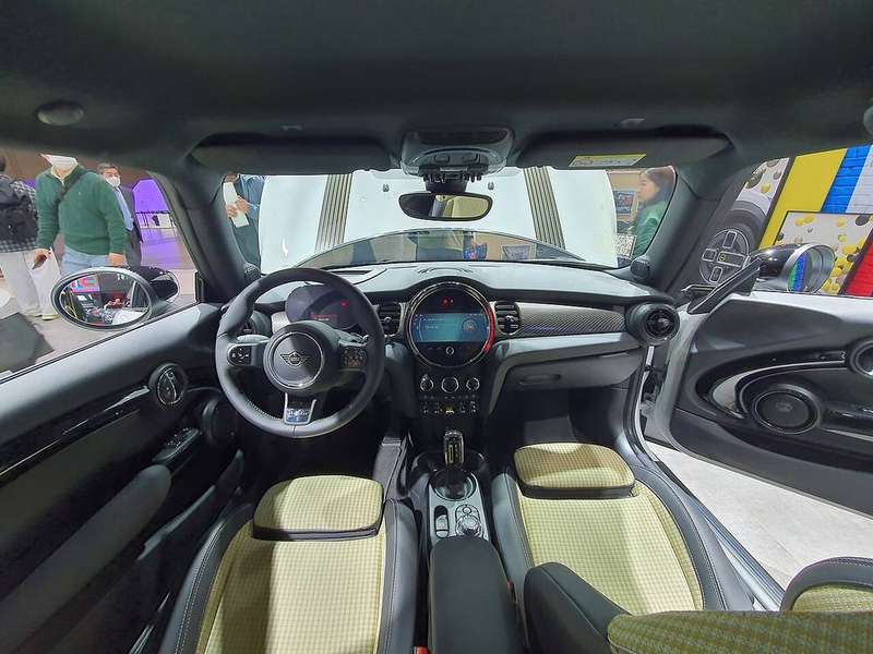 Cooper SE — Interior