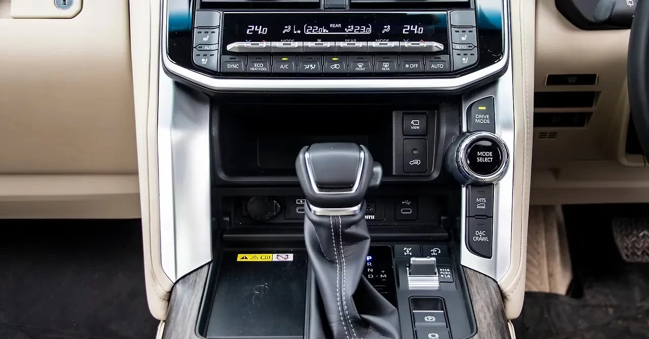 Land Cruiser 300 — Photo