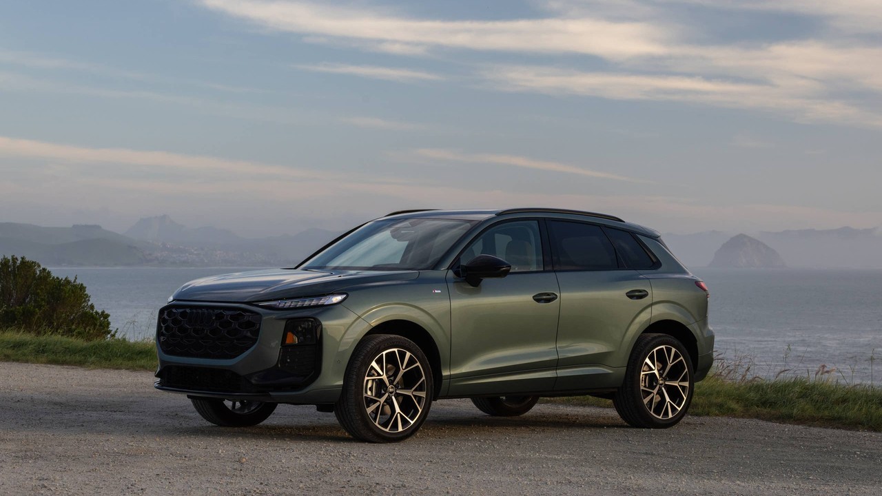 हरे रंग में 2026 Audi Q3 S line SUV का साइड व्यू